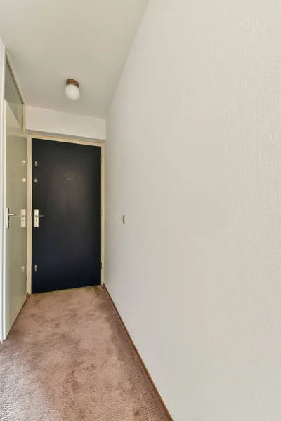 白い壁と輝くランプの扉を持つ光の狭い廊下 — ストック写真
