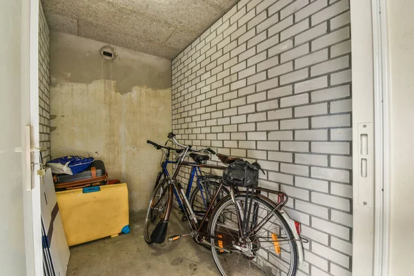 自転車置き場付きの広々としたガレージ — ストック写真