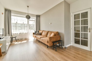 Masanın etrafına, modern dairede şık oturma odasının yemek alanında dekorasyonlar yerleştirilmiş kanepe ve koltuklar.