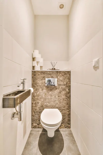 Wandhängende Toilette Und Kleines Waschbecken Der Ecke Toilettenraum Mit Beiger — Stockfoto