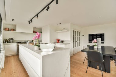 Soba ve fırını olan tezgahlar evdeki yemek odasının yanındaki modern mutfağa yerleştirildi.