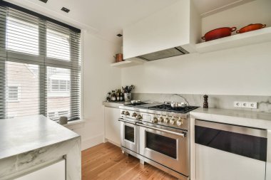 Soba ve fırını olan tezgahlar evdeki yemek odasının yanındaki modern mutfağa yerleştirildi.