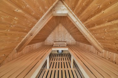 Giriş kapısı, beyaz duvarları ve parke zemini lambayla aydınlatılmış boş modern bir daire.