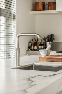 Soba ve fırını olan tezgahlar evdeki yemek odasının yanındaki modern mutfağa yerleştirildi.