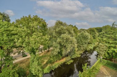 Küçük balkondan ağaçlı eski tuğla binaların panoramik manzarası