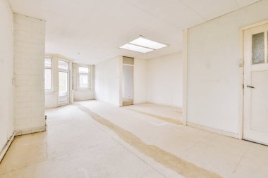 Evdeki boş ışık odasında plastik pencere ve beyaz duvar