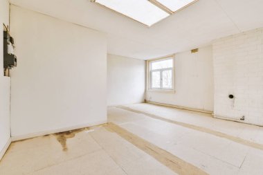 Evdeki boş ışık odasında plastik pencere ve beyaz duvar