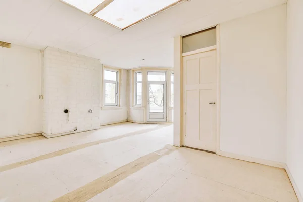 家の中の空の光の部屋のプラスチック窓と白い壁 — ストック写真
