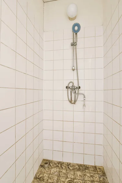 파티션 근처에 샤워기와 세면장에 장식용 마감재 — 스톡 사진