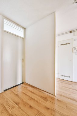 Işık dar koridor, beyaz duvarlarda birçok kapı ve kereste zemininde parlayan lamba