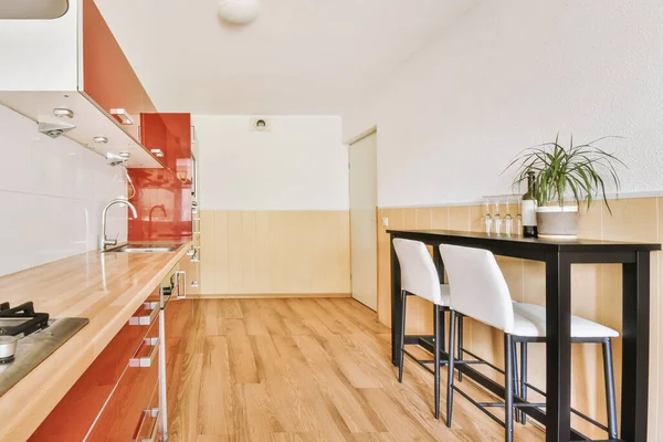 Home Belsőépítészeti Tervezés Modern Tetőtéri Apartman Nyitott Konyhával Minimalista Stílusban — Stock Fotó
