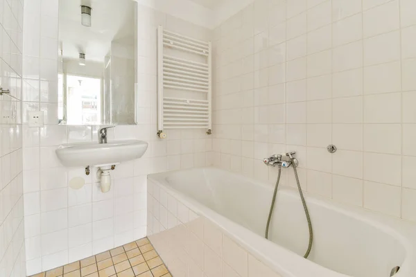 Shower Free Standing Bathroom Light Bathroom Washing Machine — Zdjęcie stockowe