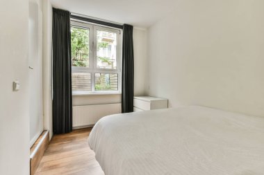 Güzel tasarlanmış lüks bir yatak odası.