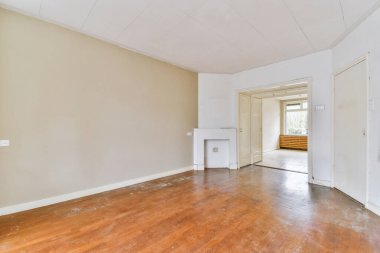 Evdeki boş ışık odasında, beyaz duvardaki plastik pencere ve radyatör.