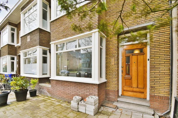 Front View Brick Building Signs Pavement Wooden Doors Lead Apartment — Fotografie, imagine de stoc