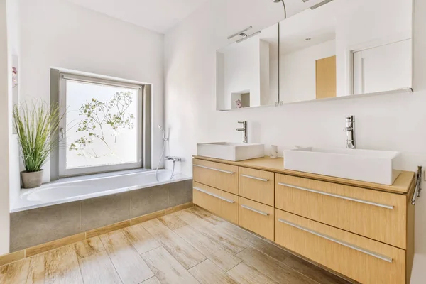 現代のアパートの小さなタイル張りのバスルームでシンクとシャワーの間に位置するフラッシュトイレ — ストック写真