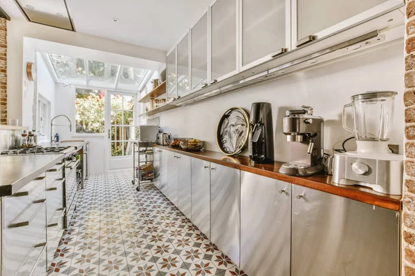 エリートの家の美しいキッチンのインテリア — ストック写真