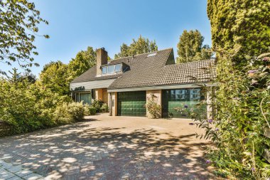 Ağaçlar ve fenerlerle dolu boş bir kaldırım sokağından tuğla evler manzarası