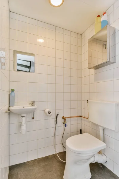 Interior Baño Estrecho Con Lavabo Pared Colgado Inodoro Con Paredes — Foto de Stock