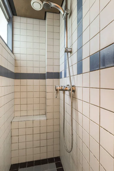 Aynalı Lavabo Temiz Küvet Modern Banyoda Beyaz Fayanslı Duvarları Olan — Stok fotoğraf
