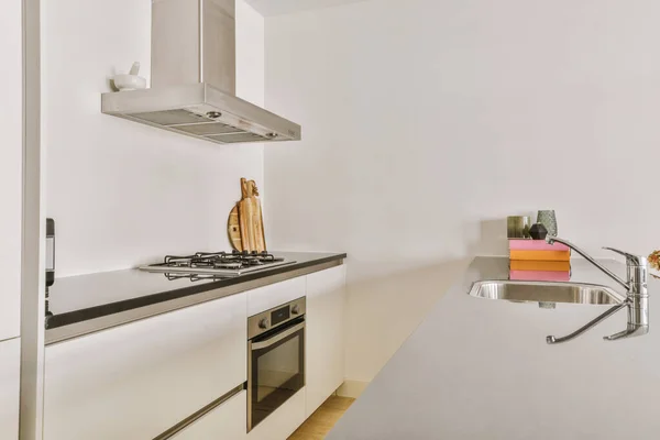 Fragment Wnętrza Jasnowąskiej Kuchni Domowej Minimalistycznym Stylu Białe Meble Umywalką — Zdjęcie stockowe