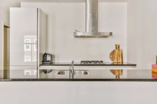 Fragmen Interior Dapur Dalam Yang Sempit Dengan Gaya Minimalis Furnitur — Stok Foto