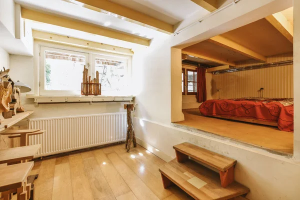 Home Wystrój Wnętrz Sypialni Łóżkiem Drewnianą Szafą Umieszczone Rogu Pobliżu — Zdjęcie stockowe