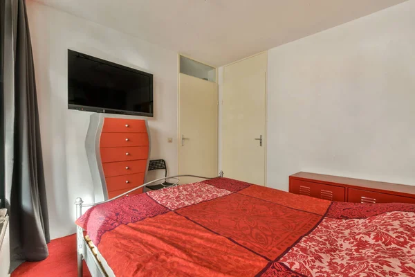Komfortowe Łóżko Pokryte Czerwonym Kocem Znajduje Się Jasnej Sypialni Nowoczesnego — Zdjęcie stockowe