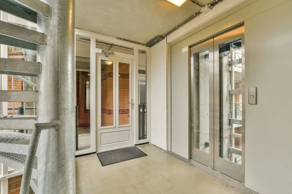 Escadaria Elevador Localizado Perto Porta Hall Edifício Apartamentos Contemporâneos — Fotografia de Stock