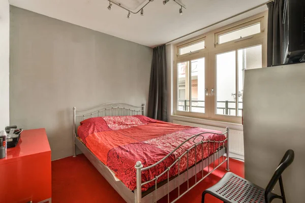 Удобная Кровать Покрытая Красным Одеялом Телевизор Расположенная Светлой Спальне Современной — стоковое фото