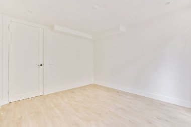 Lüks bir evde rahat ve ferah boş bir oda.