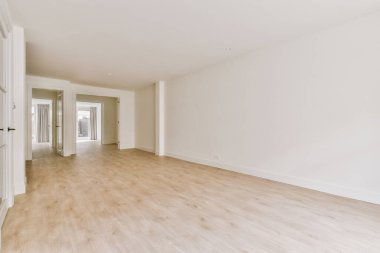 Lüks bir evde rahat ve ferah boş bir oda.