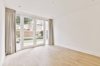 Lüks bir evde rahat ve ferah boş bir oda.