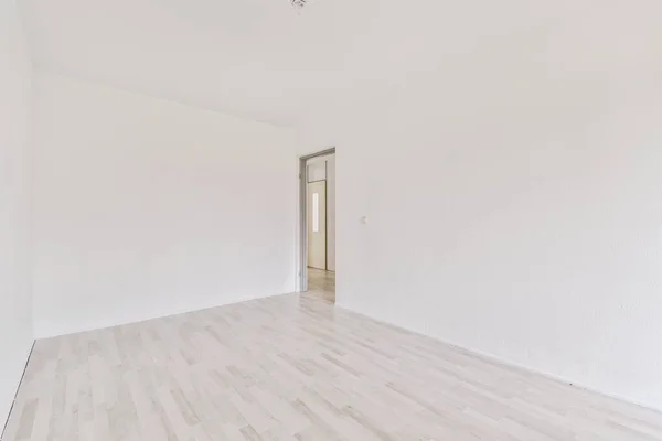 カーテン付きの大きなバルコニー窓と木製の寄木細工の床と空の白い部屋のインテリア — ストック写真