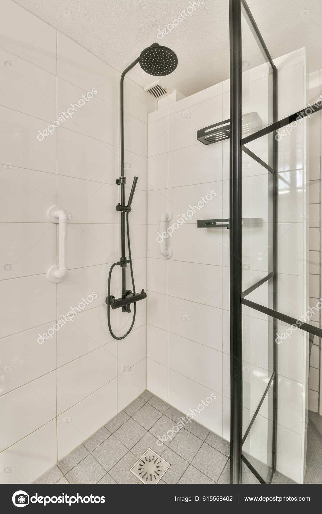 Tabique Vidrio Entre Grifo Ducha Inodoro Colgado Pared Baño Moderno:  fotografía de stock © procontributors #604033608