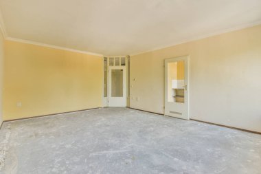 Bir evde rahat ve ferah boş bir oda.