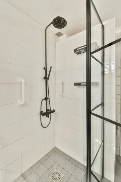 Üvegfal Válaszfal Zuhanycsap Falra Akasztott Között Modern Ben Otthon — Stock Fotó
