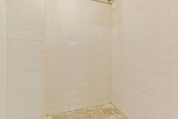 Splachovací Keramický Dřez Instalované Bílých Kachlových Stěnách Malé Toalety Doma — Stock fotografie
