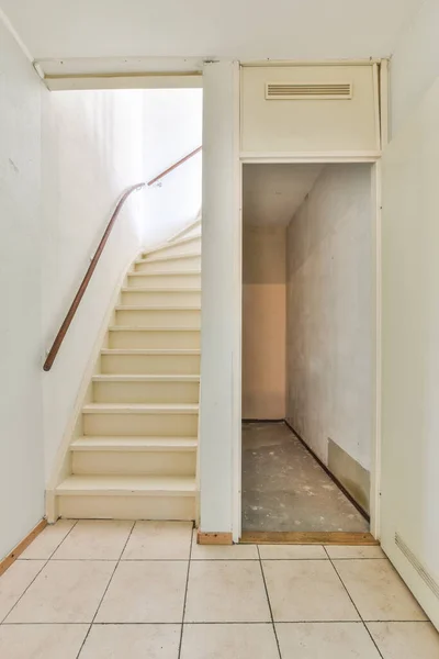 Couloir Blanc Avec Escalier Bois Menant Deuxième Étage — Photo