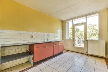 Pencereli boş mutfağın içi