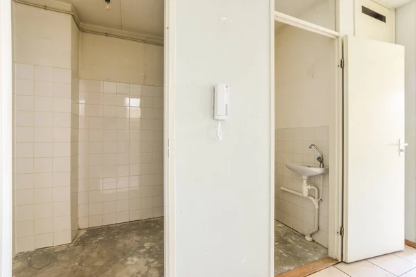 Flush Toilet Ceramic Sink Installed White Tiled Walls Small Restroom — Stock Photo, Image