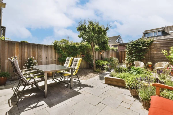 Neat Paved Patio Sitting Area Small Garden Wooden Fence — Stockfoto