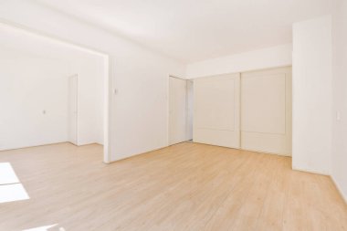 Lüks bir evde rahat ve ferah boş bir oda.