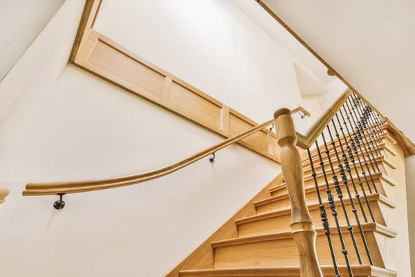 Weißer Flur Mit Holztreppe Die Den Zweiten Stock Einer Modernen — Stockfoto