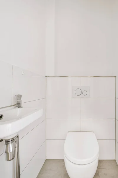 Interior Baño Estrecho Con Lavabo Pared Colgado Inodoro Con Paredes — Foto de Stock