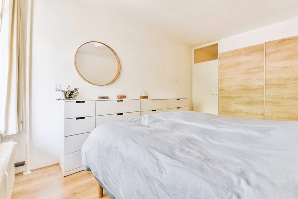 Diseño Interior Casa Dormitorio Con Cama Armario Madera Situado Esquina — Foto de Stock