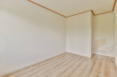 Lüks bir evde rahat ve ferah boş bir oda.