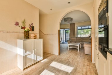 Modern ev mutfağı iç tasarımı beyaz dolaplar, dolaplar ve çelik kapüşon ile çağdaş apartmanda.