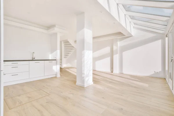 窓や木製の寄木細工の床と空の白いキッチンのインテリア — ストック写真