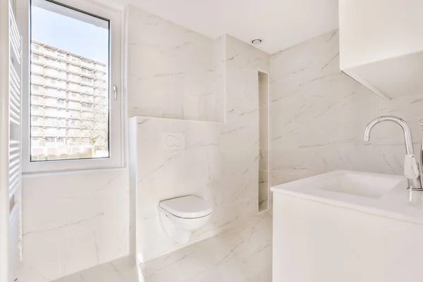 Modern Flush Toilet Shower Box Ceramic Sink Installed White Tiled — 图库照片